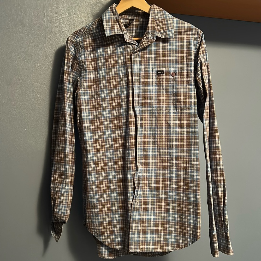 Men’s button down collared RVCA shirt